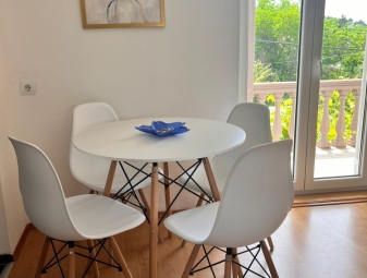 Apartman V , Sutomore