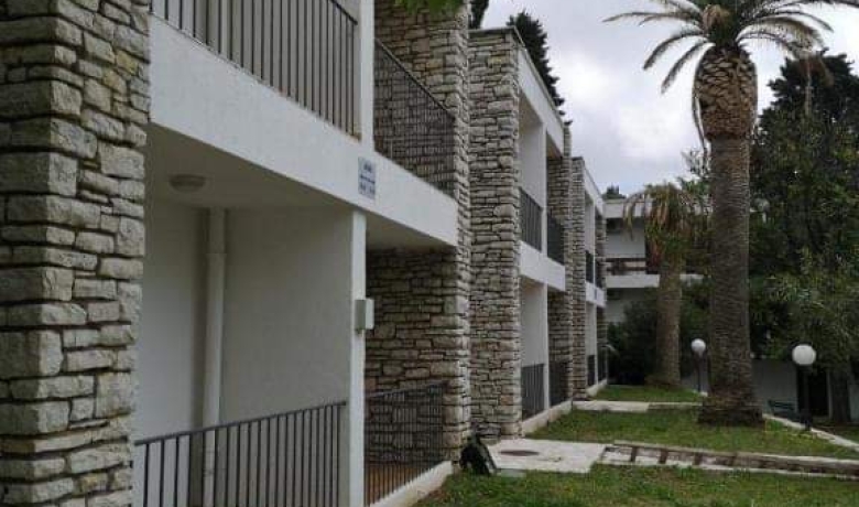 South Sea Apartments, Sutomore, Apartments