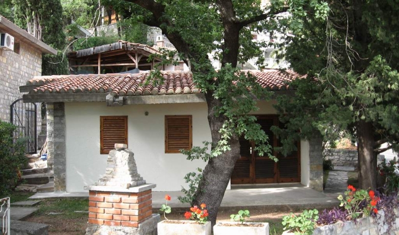 Shtëpia në Perazica Dol, Reževići, apartamente