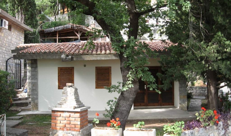 Casa in Perazica Dol, Reževići, appartamenti